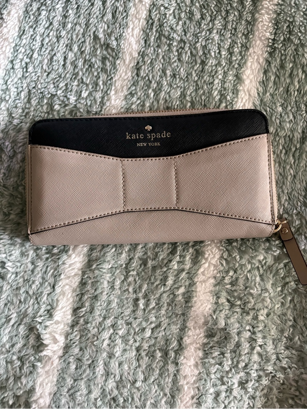 kate spade Two-Tone Bow Zip Wallet - Black & Light Gray